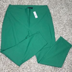NEW! Green legging style pants with stretch.